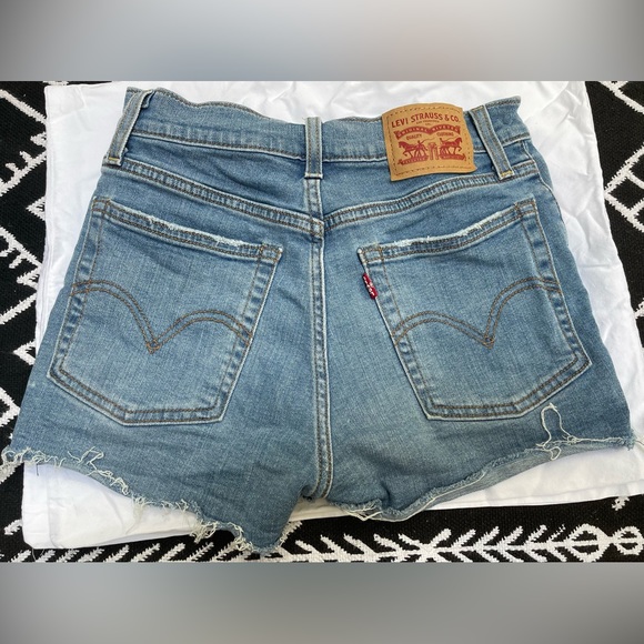 Levi’s Women’s Distressed Denim Cutoff Shorts size 26 - Picture 3 of 4